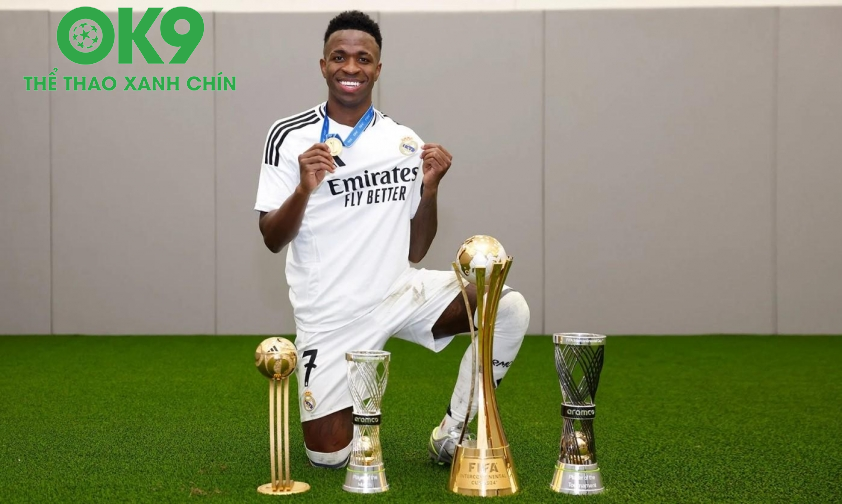 Vinicius bên bộ sưu tập cúp của mình. Vinicius bên bộ sưu tập cúp của mình.