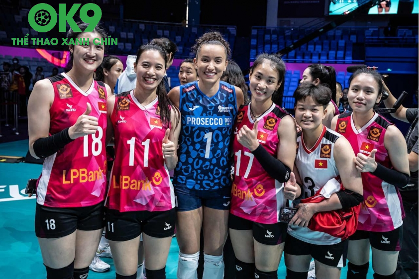 Các cầu thủ LPB Ninh Bình giao lưu cùng ngôi sao Gabi Guimaraes của Imocco. (Ảnh: FIVB) Các cầu thủ LPB Ninh Bình giao lưu cùng ngôi sao Gabi Guimaraes của Imocco. (Ảnh: FIVB)
